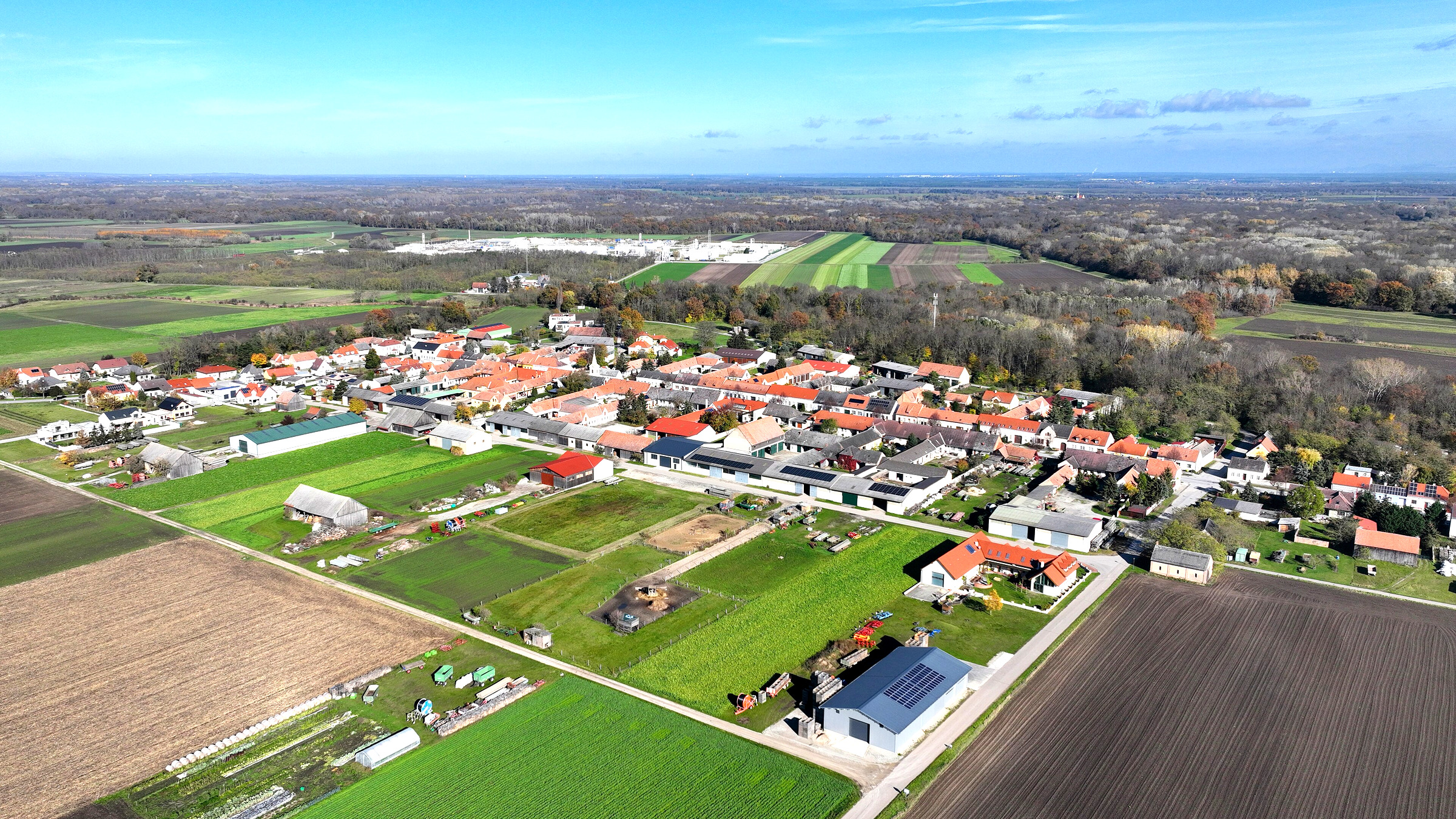 Weite Landschaft mit Marchauen, Feldern und einem Ort